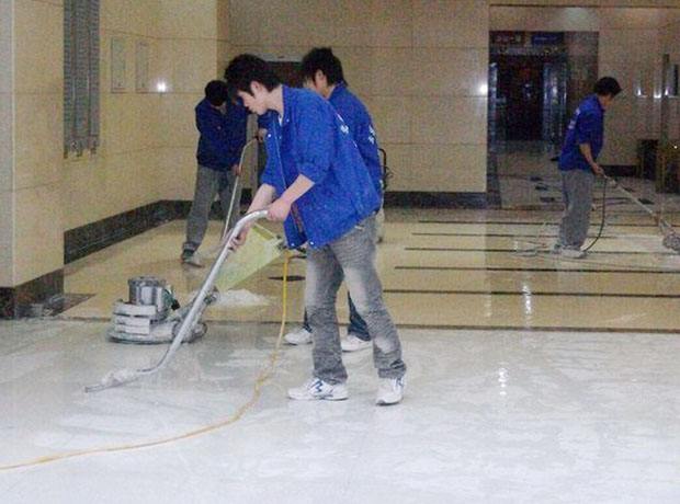 東莞玉潔清潔公司，龍華專(zhuān)業(yè)工廠(chǎng)保潔公司，首先玉潔是你身邊清潔深圳